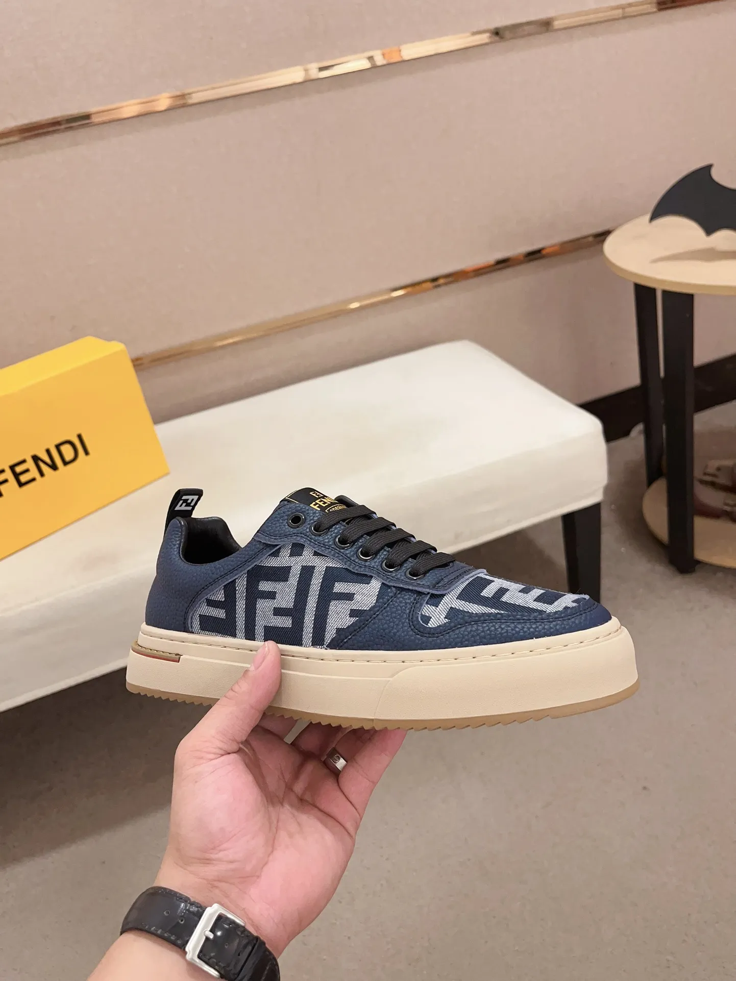 Men's shoes💰: 400💰[Fendi] Fendi's latest casual shoes for men! Available at counters simultaneously! A one-to-one replica of the original. All imported official website one-to-one cowhide fabric. The interior is made of top-grade sheepskin, and the original factory-supplied rubber outsole is used. Leading new fashion concepts. Matching code: 38-44. (can be customized for 45 non-refundable)
